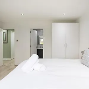  Apartment Fabulous Modern Luxury Sleeps 6- Parking